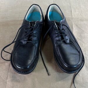 Brooks Women's Black Sneakers